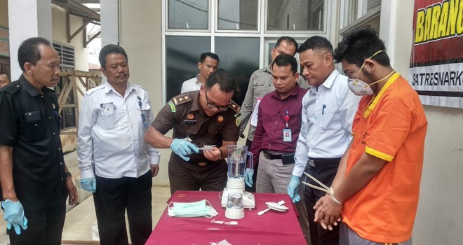 Proses pemusanahan sabu milik tersangka MP di Mapolres Batanghari, Selasa (30/10).