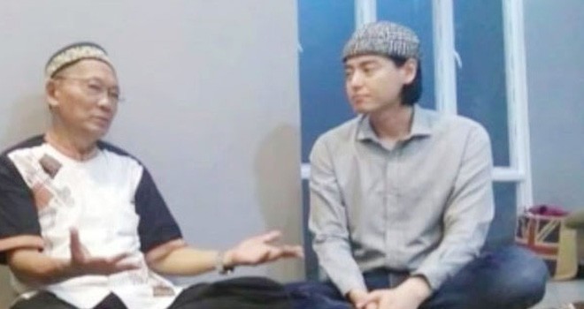 Roger Danuarta bersama Ustad yang membimbingnya membaca Syahadat. Foto : Youtube