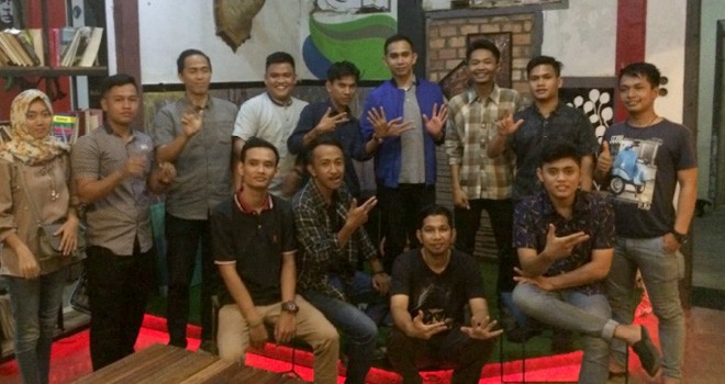 Dipo Nurhadi Ilham usai berdiskusi dengan forum mahasiswa Jambi Indonesia disalah satu cafe di kawasan di Kota Jambi.