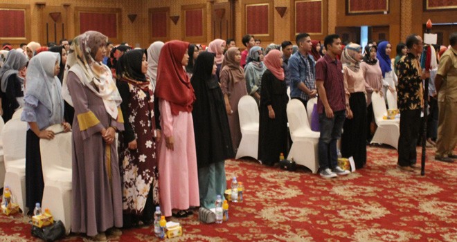 Mahasiswa saat Gladi Resik tata cara penyerahan ijazah.