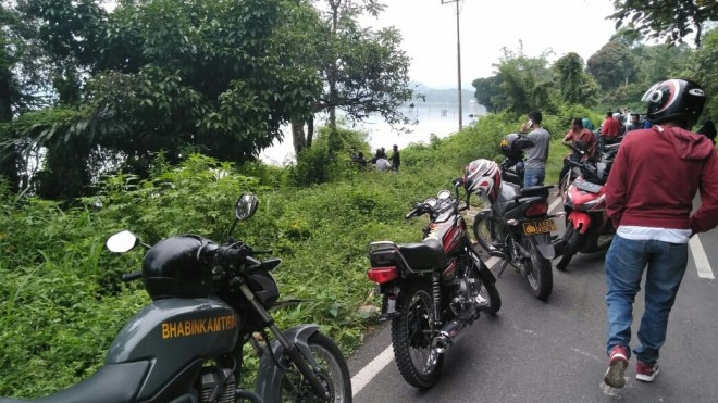 Warga bersama aparat saat melakukan pencarian di sekeliling danau kerinci