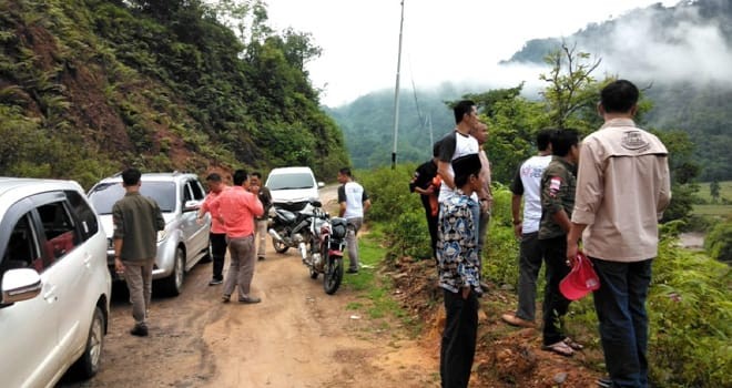 SOSIALISASI :Rombongan Komisioner KPU Provinsi Jambi melewati jalan berbukit dan terjal menuju Kecamatan Batang Asai untuk melakukan sosialisasi pendidikan pemilih rawan bencana.