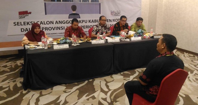 Calon anggota KPU dari Kota Sungai Penuh mengikuti seleksi wawancara dengan Timsel di Swissbell Hotel, Selasa (30/10) kemarin.      