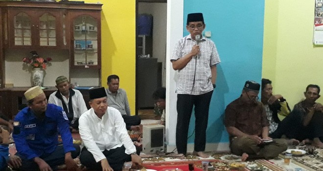 H Bakri bersama dengan beberapa perwakilan warga Talang Bakung, Kota Jambi, Rabu (31/10).