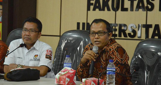 Pimpinan Bawaslu Provinsi Jambi, Fachrul Rozi memberikan materi pada sebuah acara. Hadapi Pemilu 2019, Bawaslu arahkan perhatian terhadap di disabilitas.   