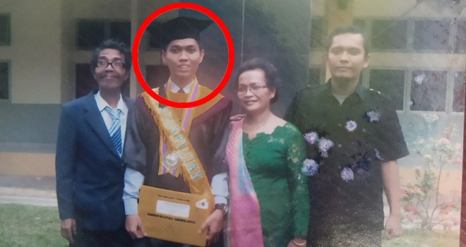Janry bersama keluarga ketika wisuda. 