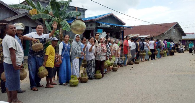 Terlihat warga antri di Pangkalan Jalan Ketapang.