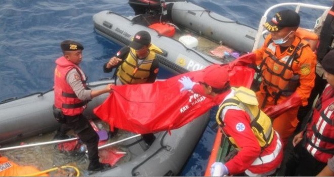 Evakuasi penumpang Lion Air Foto : Dery Ridwansyah/JawaPos.com