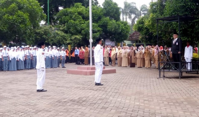Kepala OJK Prov.Jambi sebagai Pembina Upacara memberikan sambutan memperingati sumpah pemuda dan memberikan edukasi literasi keuangan.