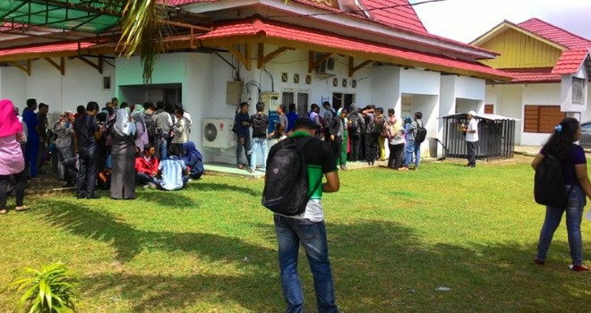 Terlihat kantor BKPSDM sedang dipadati pelamar CPNS.