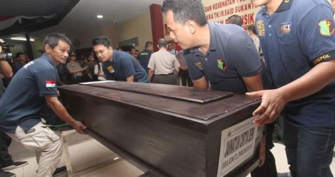 Jenazah korban Lion Air JT-610 jannatun Cintya Dewi diserahkan kepada pihak keluarga. Foto Indopos