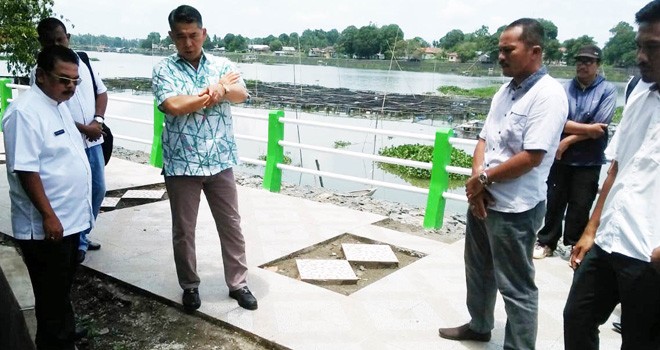 Walikota Jambi Sy Fasha cek proyek jogging track di Danai Sipin. Dia mendapatkan beberapa pengerjaan yang harus diperbaiki pihak rekanan   