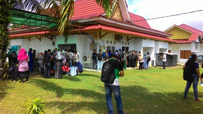  Foto : terlihat kantor BKPSDM sedang dipadati pelamar CPNS