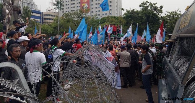 Aksi honorer K2 mengepung istana negara selama lebih dari 24 jam. (Igman/JawaPos.com)
