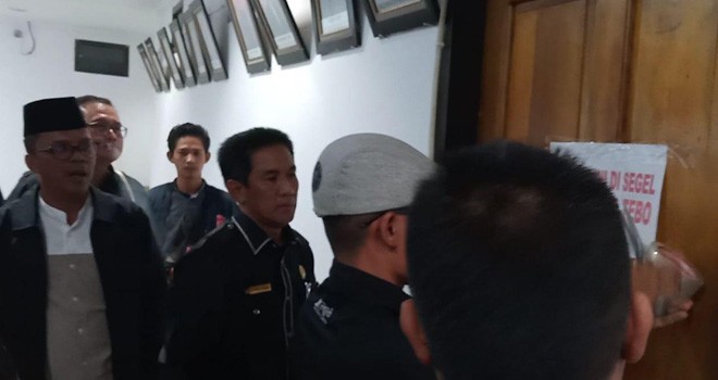 Anggota DPRD Tebo melakukan penyegelan terhadap ruangan sekretaris dewan (Sekwan) karena dinilai tidak profesional, Kamis (1/11) kemarin.   