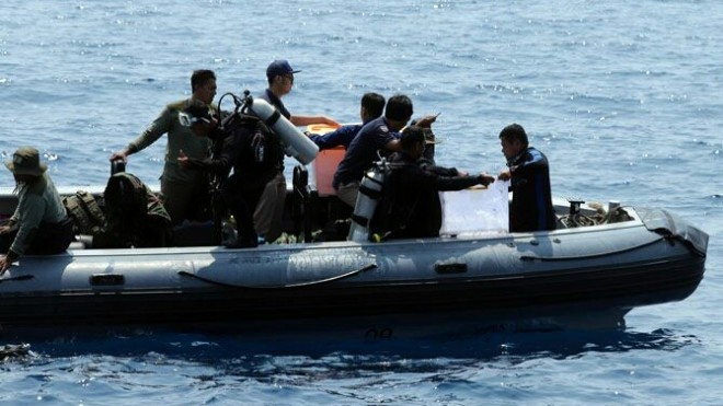 Tim SAR tengan melakukan proses pengangkatan Blockbox pesawat Lion Air registrasi PK-LQP (DOK.DERY RIDWANSAH/JAWAPOS.COM)