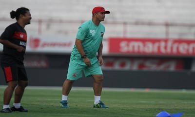 JAJAL LAPANGAN: Pelatih Madura United Gomez de Oliviera memimpin anak asuhnya menjajal rumput Stadion Kapten Dipta kemarin (Alit Binawan/Radar Bali)