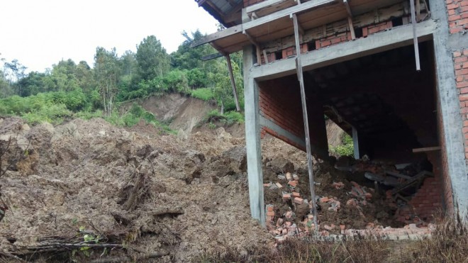 Terlihat dinding rumah warga yang rusak akibat longsor