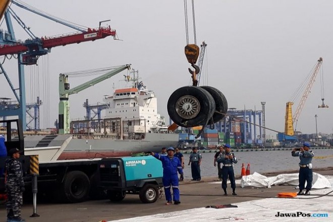 Salah satu roda pesawat Lion Air JT-610 yang kandas di dasar laut Tanjung Karawang, Jawa Barat, telah tiba di dermaga JICT Tanjung Priok, Jakarta Utara, Sabtu (3/11). (Sabik Aji Taufan/JawaPos.com)