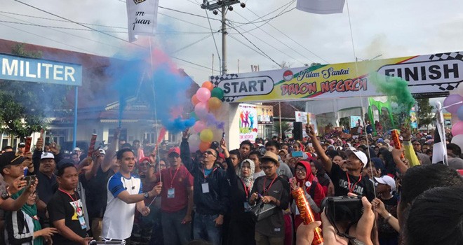 Staf khusus pimpinan DPR RI, Dipo Nurhadi Ilham meleps jalan santai FPPWD7 Sungai Penuh yang berlangsung dilapangan merdeka.