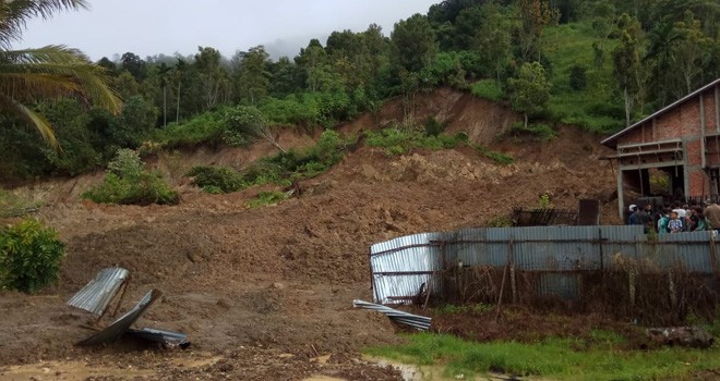 Galian c di Sungai Deras yabg menyebbakan rumah rusak dan jalan tertutup.