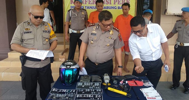 Kapolres Tanjab Barat, AKBP ADG Sinaga SIK, saat pres release penangkapan pelaku pencurian sepeda motor di Mapolres Tanjab Barat, Senin (5/11).