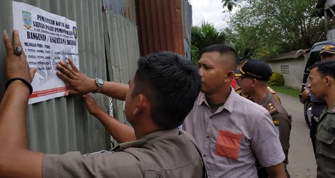 Pemkot Segel Pool Kendaraan di Eka Jaya.