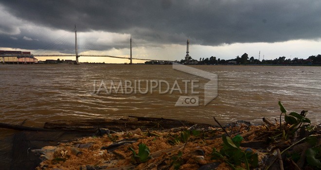 Curah hujan di Provinsi Jambi cukup tinggi. Apalagi sore hari. Awan sudah mulai gelap menandakan hujan akan turun (5/11). Foto : M Ridwan / Jambi Ekspres