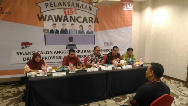 FOTO : FAIZARMAN/JE SELEKSI : Timsel calon anggota KPU empat Kabupaten/Kota tengah melakukan wawancara terhadap salah satu perserta dari Kota Sungai Penuh di Swissbell Hotel.   