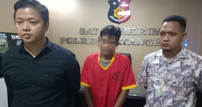 Pelaku SM (28) saat diamankan di Polres Batanghari, Kamis (8/11).