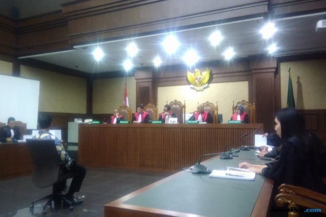 Zumi Zola saat akan t sidang tuntutan perkara yang melilitnya di PN Tipikor Jakarta, Kamis (8/11) (Ridwan/JawaPos.com)