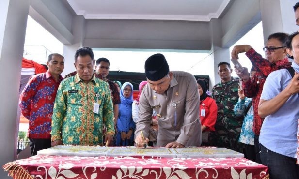 Walikota Jambi meresmikan rumah tenun di Kelurahan Legok beberapa waktu lalu.   