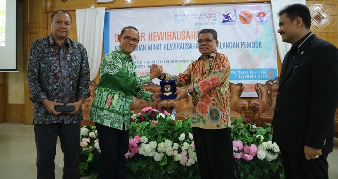 Pemberian cinderamata kepada Kemenpora dari Unja.