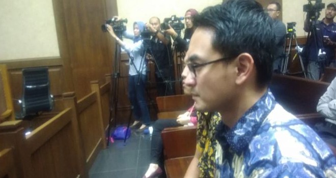 Zumi Zola saat menjalani sidang perkara yang melilitnya di PN Tipikor Jakarta, Kamis (8/11) (Ridwan/JawaPos.com)