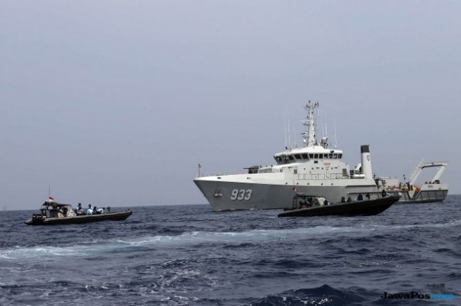 Tim penyelam dan SAR dari TNI AL menyisir perairan Karawang untuk menemukan para korban dan puing Lion Air JT 610 (Dery Ridwansah/JawaPos.com)