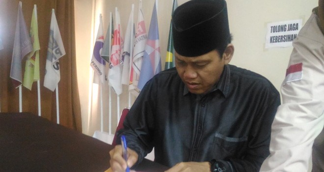 Ketua Pansel, Prof. Hasbi Umar mempersiapkan sejumlah dokumen seleksi calon Sekretaris KPU Provinsi Jambi, Jumat (9/11) kemarin.