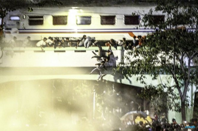 JATUH: insiden jatuhnya beberapa penonton dari Viaduk di Jalan Pahlawan saat ada kereta lewat. (Akhmad Rizal/Jawa Pos)