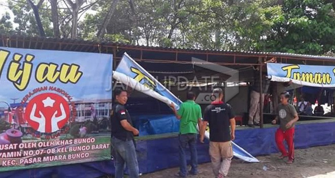 petugas Satpol PP didampingi pihak Kecamatan Pasar Muara Bungo saat melakukan penindakan terhadap Pasar Malam yang berada di tanah milik pemerintah.    