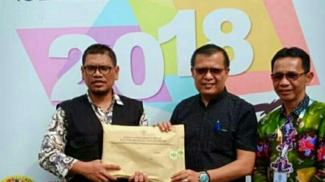 Penyerahan hasil tes CAT antara Kepala BKPSDM Kerinci dengan BKN