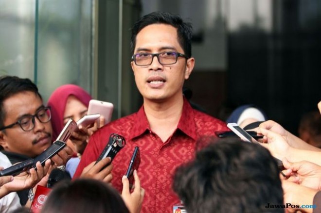 Juru bicara KPK Febri Diansyah menyebut dua saksi yang dipanggil itu ialah Support Service Project Management PT Lippo Cikarang A Eddy Triyanto dan Pegawai Negeri Sipil (PNS) Dinas PUPR Bekasi Dicky Cahyadi. (Dery Ridwansyah/JawaPos.com)