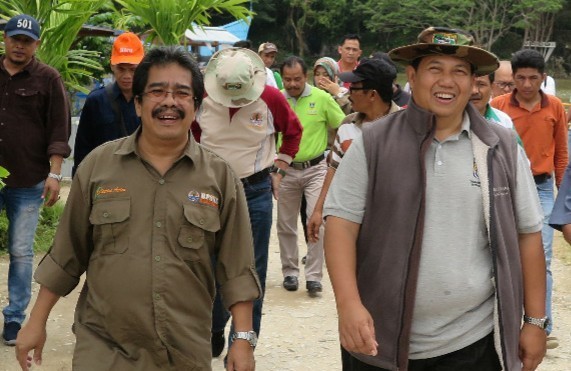 Dirjen PSKL-KLHK Dr. Ir. Bambang Supriyanto, M.Sc (kanan) bersama Kepala Balai Perhutanan Sosial dan Kemitraan Lingkungan (BPSKL) Wilayah Sumatera, Sahala Simanjuntak (kiri)