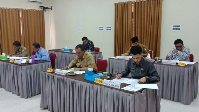 SELEKSI : Para peserta seleksi jabatan pimpinan tinggi pratama sekretaris KPU Provinsi Jambi mengikuti tes tertulis, Senin (12/11) kemarin.   