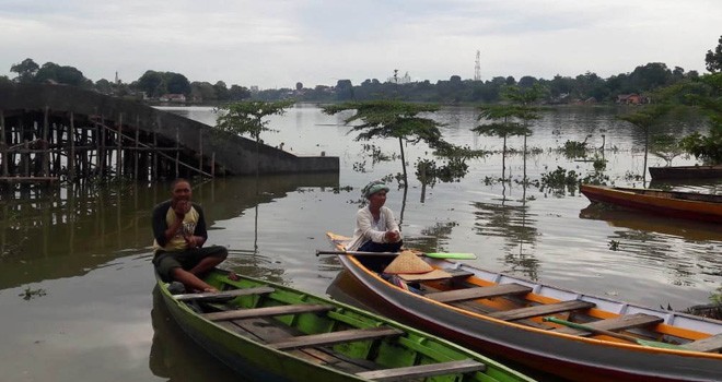 Jogging track di Danau Sipin tak terlihat lagi karena terendam akibat tingginya curah hujan membuat Danau Sipin Meluap.