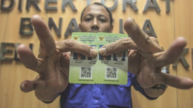 Petugas Kementerian Agama (Kemenag) menunjukan Kartu Nikah di kantor Kemenag, Jakarta, Senin (12/11). Foto : BBC.com