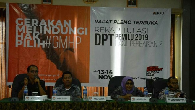 PEMILU : Komisioner KPU Provinsi Jambi memimpin pleno rekapitulasi daftar pemilih tetap hasil perbaikan kedua di hotel Golden Harvest, Rabu (14/11) kemarin.