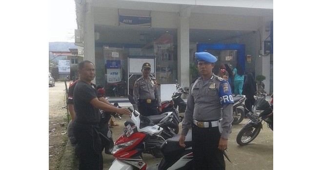 Pihak kepolisian saat berjaga jaga diloaksi.