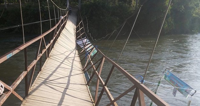 Jembatan gantung Palok Malgan, Desa Seberang Merangin, Pulau Sangkar.