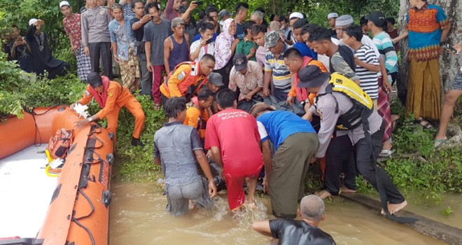 Petugas gabungan saat mengevakuasi korban usai ditemukan tidak bernyawa di Sungai Batanghari, Jumat (16/11).