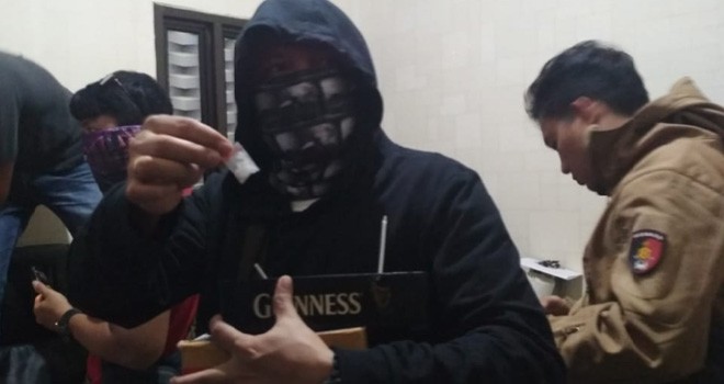 Petugas saat menunjukkan sabu yang ditemukan di kamar milik Acay, Minggu dini hari (18/11).