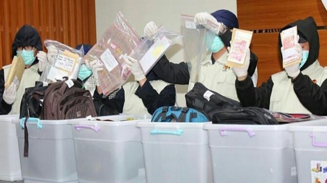 Ilustrasi: Penyidik KPK memperlihatkan barang bukti uang suap hasil operasi tangkap tangan (OTT), beberapa waktu lalu. (Imam Husein/Jawa Pos)